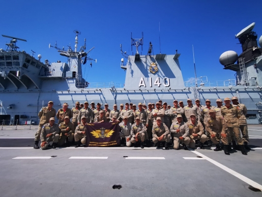 Militares do Curso de Operações com Embarcações de Salvamento e Combate a Incêndio (COESCI) visitam maior navio de guerra da Marinha brasileira