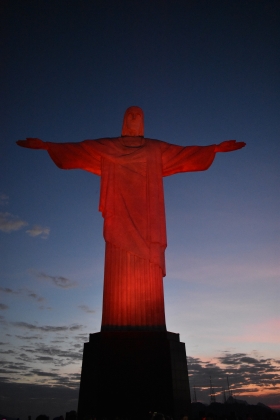 Cristo Redentor é iluminado de vermelho no Dia do Bombeiro