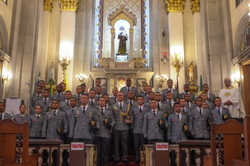 Em cerimônia religiosa, Corpo de Bombeiros RJ abençoa aspirantes e suas espadas
