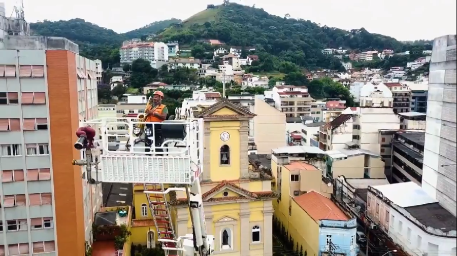 Bombeiros homenageiam população com saxofonista em escada de 32 metros de altura em Nova Friburgo – G1/Intertv