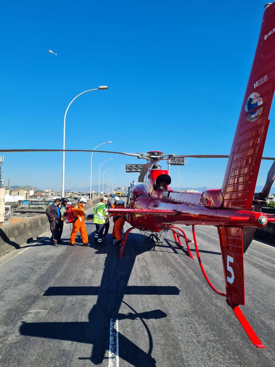 Helicóptero do Corpo de Bombeiros RJ pousa na Linha Vermelha para resgate