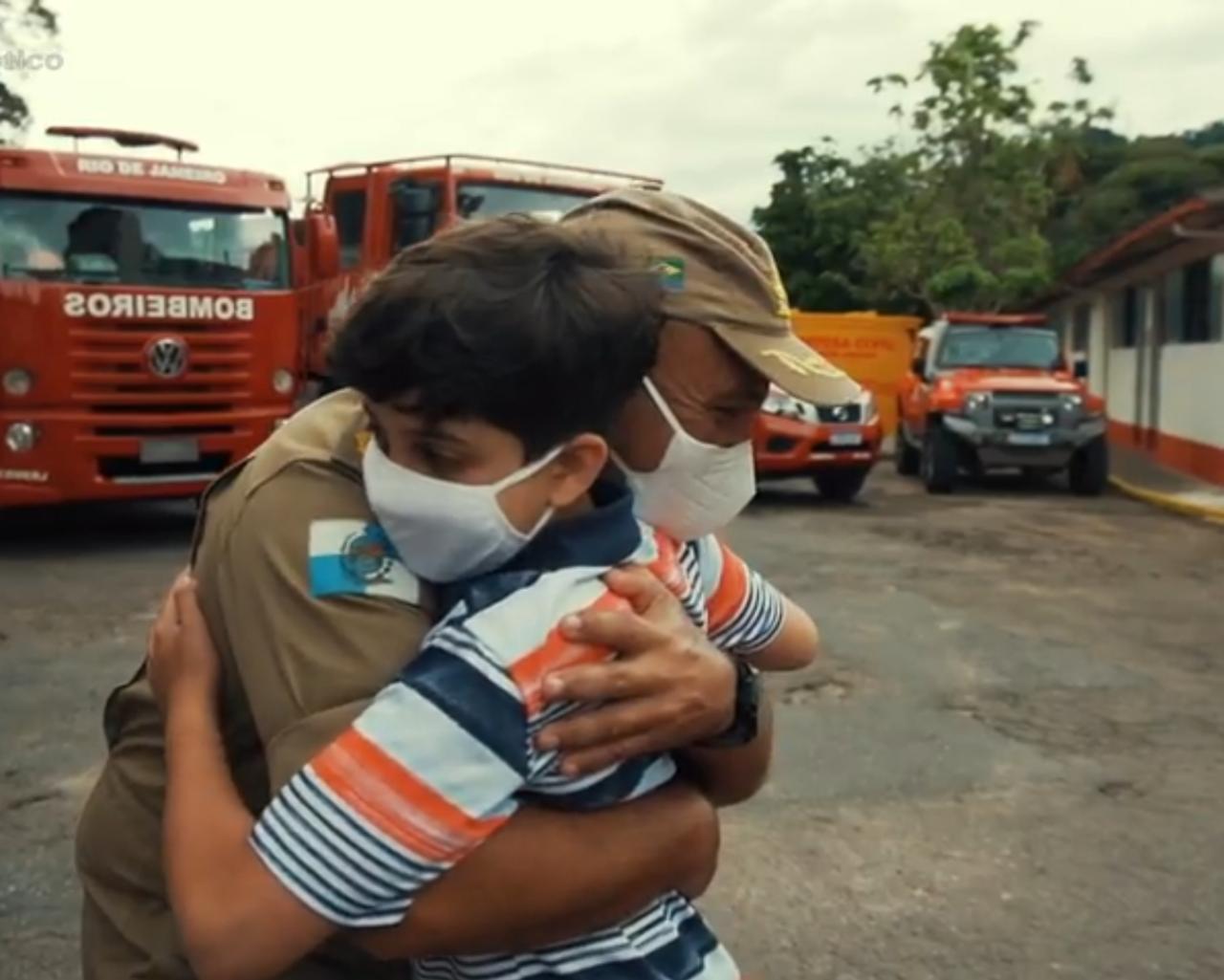 Após dez anos, bombeiro reencontra vítima resgatada na tragédia da Região Serrana – Fantástico (TV Globo)