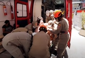 Bombeiros realizam operação para transportar paciente obesa para hospital – TV Record (Câmera Record)