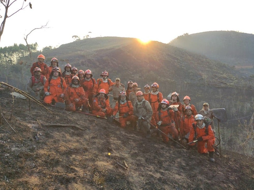 Corpo de Bombeiros extingue focos de incêndios florestais na Região Serrana do RJ (G1)