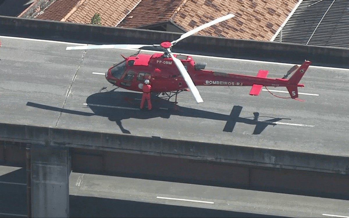 Helicóptero do Corpo de Bombeiros pousa na Linha Vermelha para resgatar motociclista acidentado – O Dia