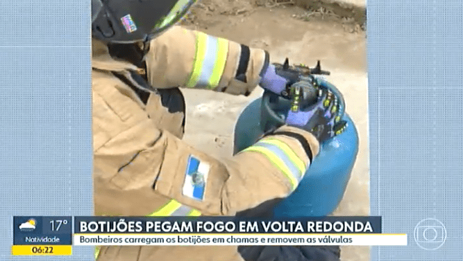 Botijões de gás pegam fogo e incendeiam casa em Volta Redonda – Rede Globo (Bom dia Rio)