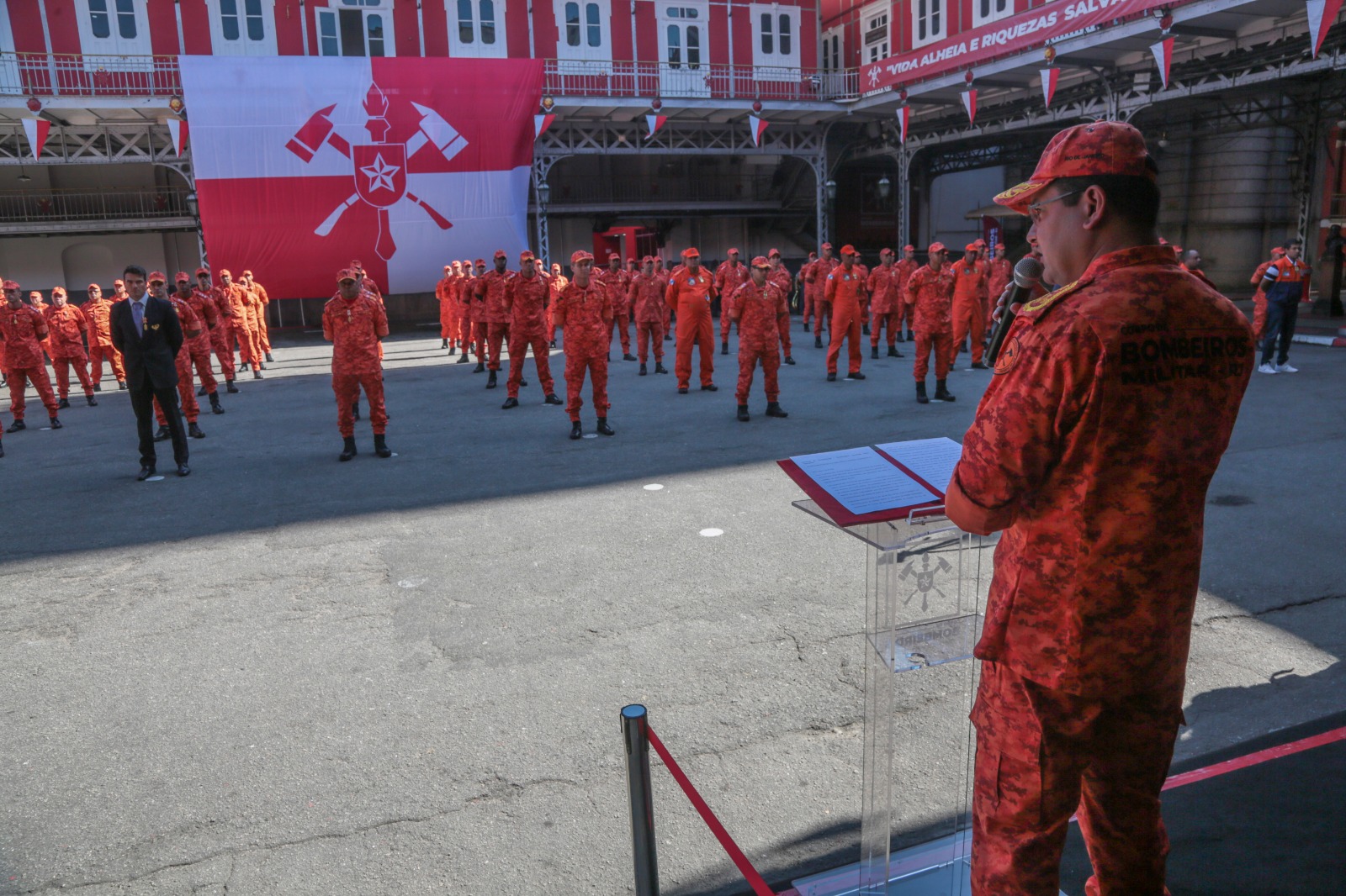 Noventa bombeiros militares do Rio de Janeiro são condecorados pela atuação no Rio Grande do Sul​