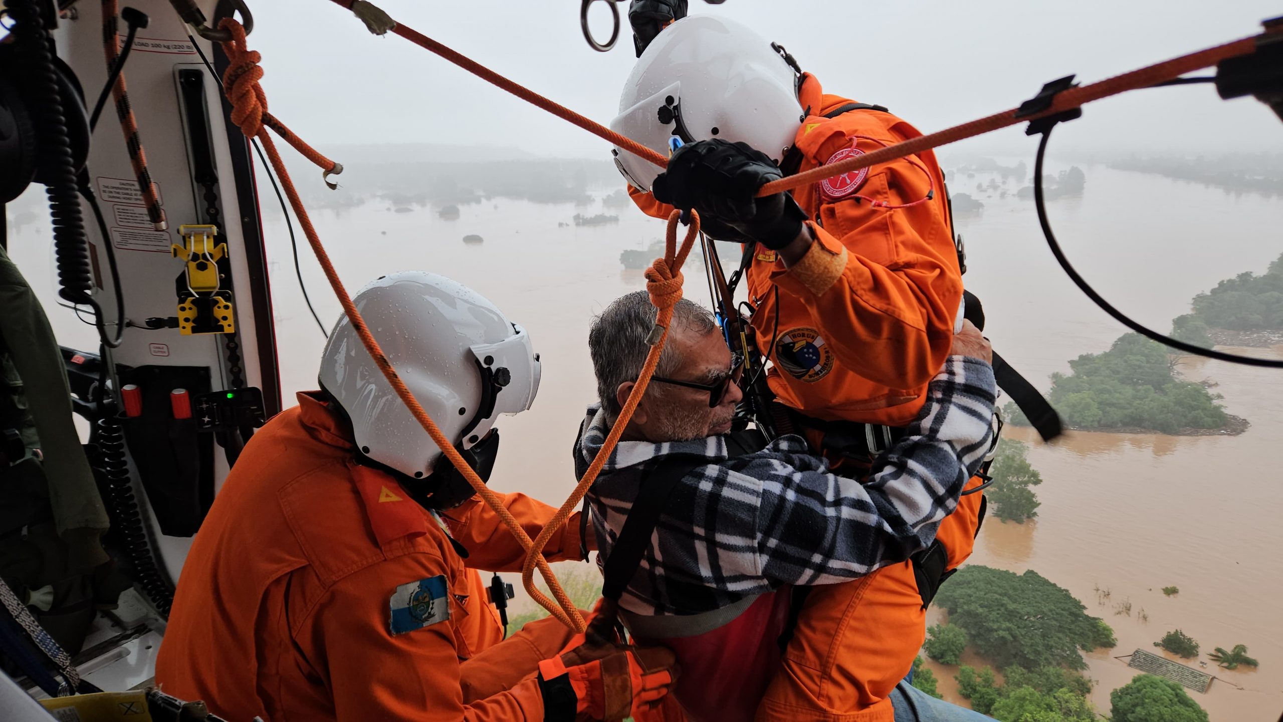 Força-tarefa do Corpo de Bombeiros Militar do Estado do Rio de Janeiro resgata cerca de 200 pessoas no Rio Grande do Sul​​