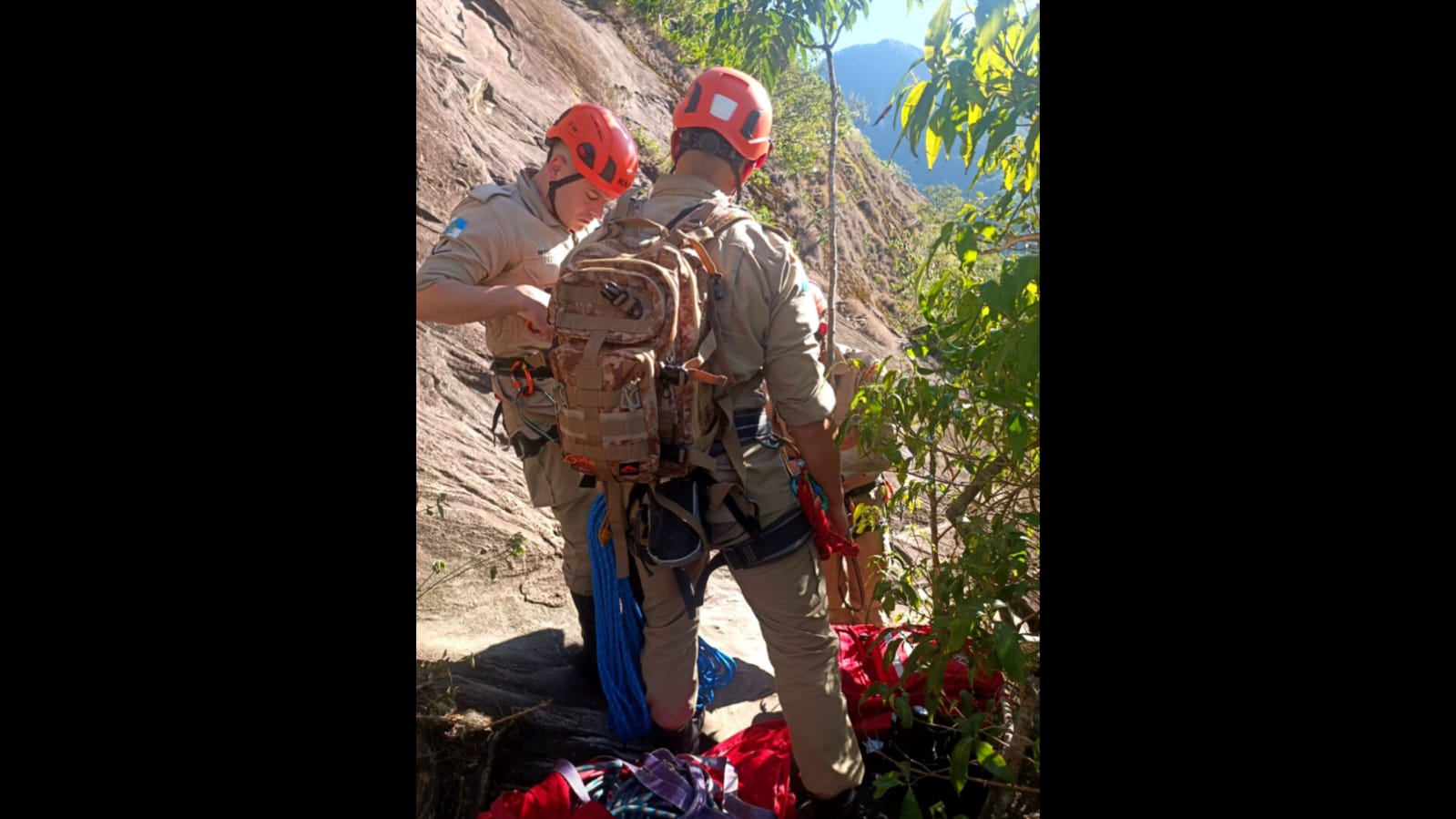 Bombeiros militares do quartel de Teresópolis fazem operação simulada na Pedra do Escalavrado⁣⁣