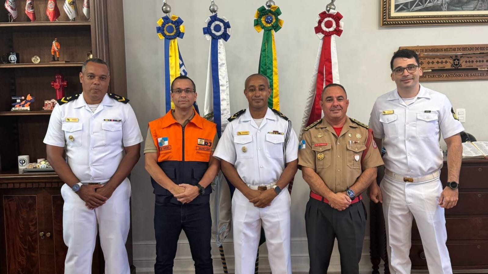 CBMERJ recebe militares da Marinha no Quartel Central