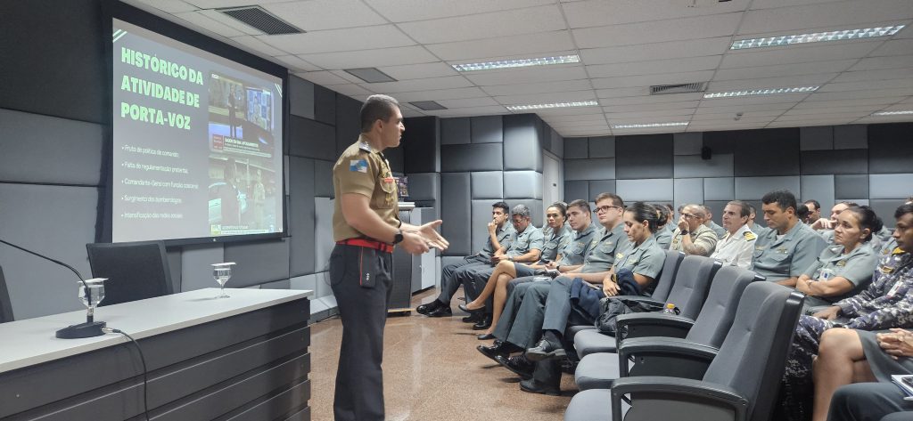CBMERJ apresenta papel de porta-voz em comunicação institucional a oficiais da Marinha do Brasil
