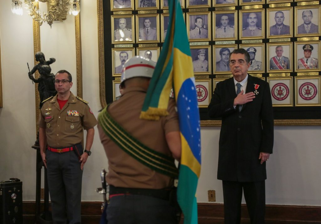 CBMERJ condecora Desembargador Federal com a medalha Ordem do Mérito
