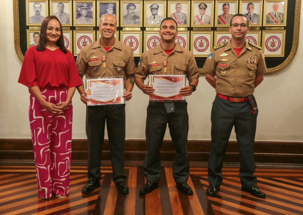 Após resgate heroico, guarda-vidas de Itacoatiara  são homenageados pelo Corpo de Bombeiros Militar do RJ