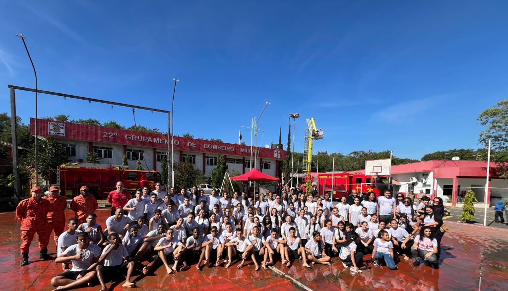 22º GBM recebe visita de alunos do Colégio Cívico Militar, e de crianças e adolescentes neurodivergentes