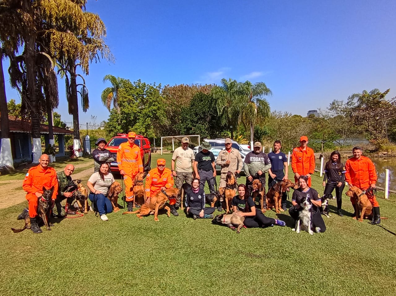 Bombeiros do 2º GSFMA se destacam em curso de rastreamento com cães