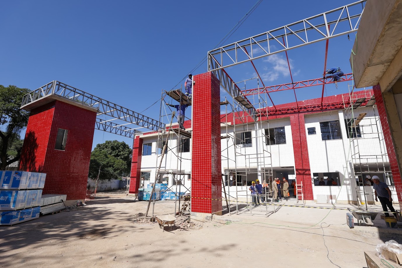 CBMERJ recebe visita do Governador Cláudio Castro nas obras de futura Unidade da Corporação