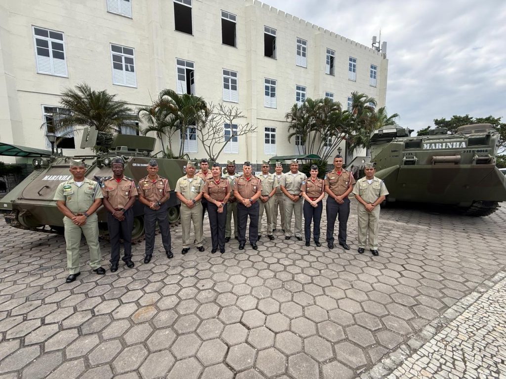 Subtenentes Adjuntos ao Comando representam o CBMERJ em visita ao Comando-Geral do Corpo de Fuzileiros Navais