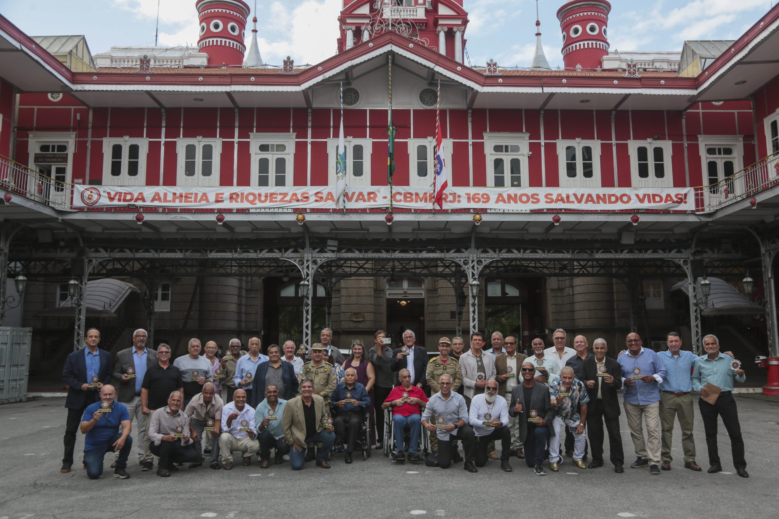 CBMERJ presta homenagem à primeira turma de guarda-vidas da Corporação