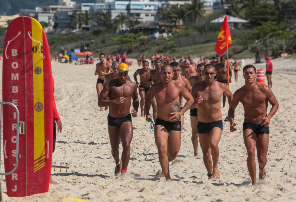 Guarda-vidas mostram preparo, técnica e espírito de equipe em competição, em Niterói