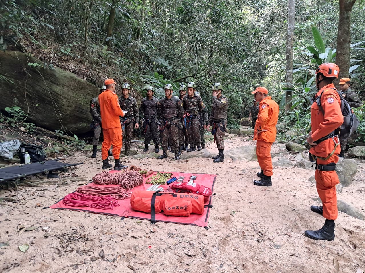 Militares do Exército participam de instrução de resgate em montanha ministrada pelo 1º GSFMA