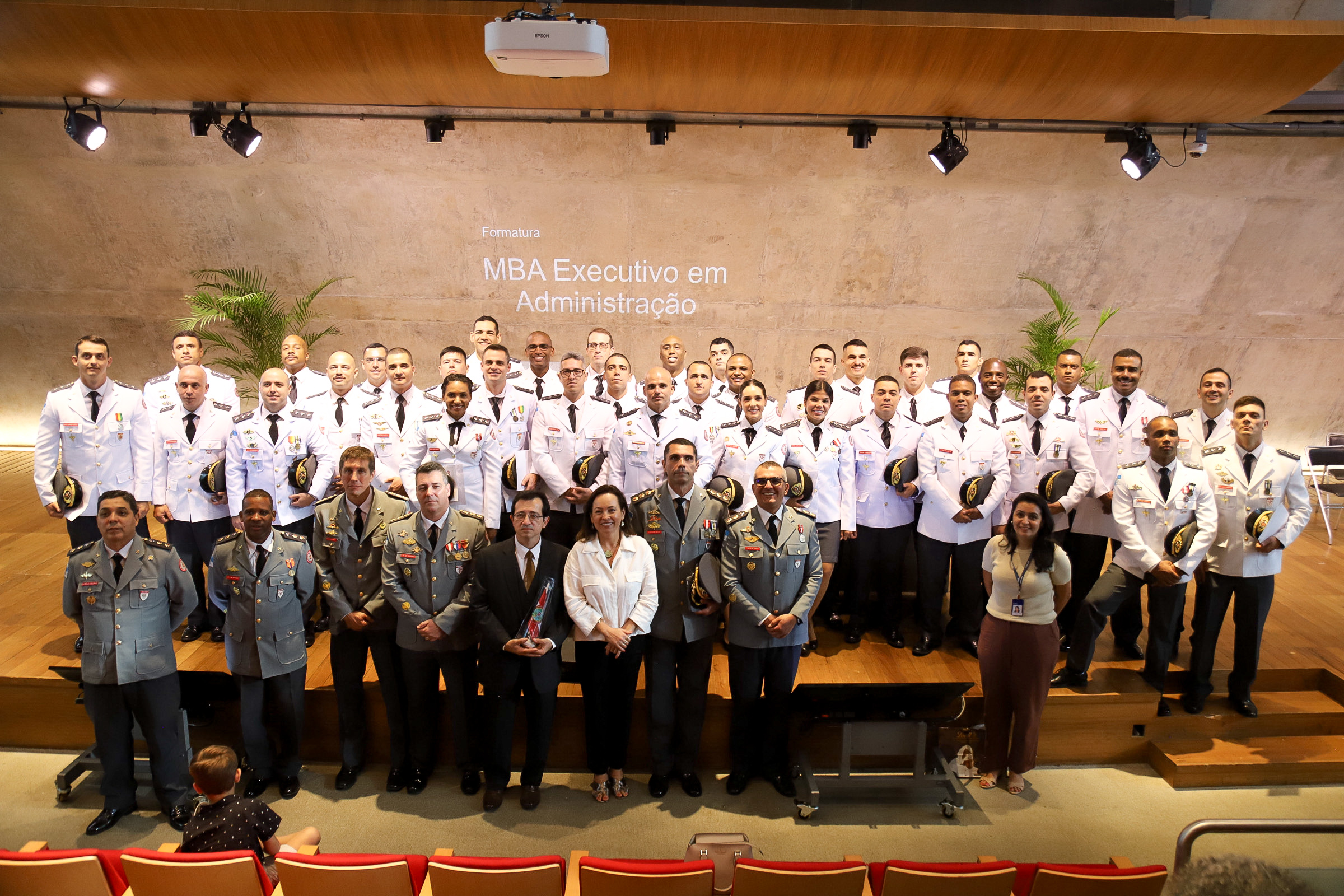 Corpo de Bombeiros do RJ realiza formatura do Curso de Aperfeiçoamento de Oficiais