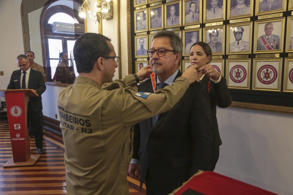 CBMERJ realiza solenidade de outorga da Medalha Ordem do Mérito de Bombeiro Militar