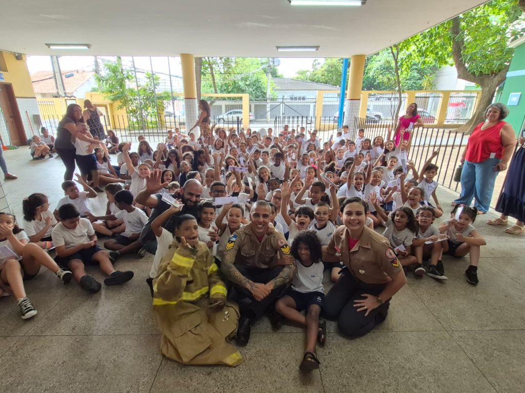 Alunos da Escola Municipal Vitor Meireles têm tarde especial com o Projeto Bravos Anjos