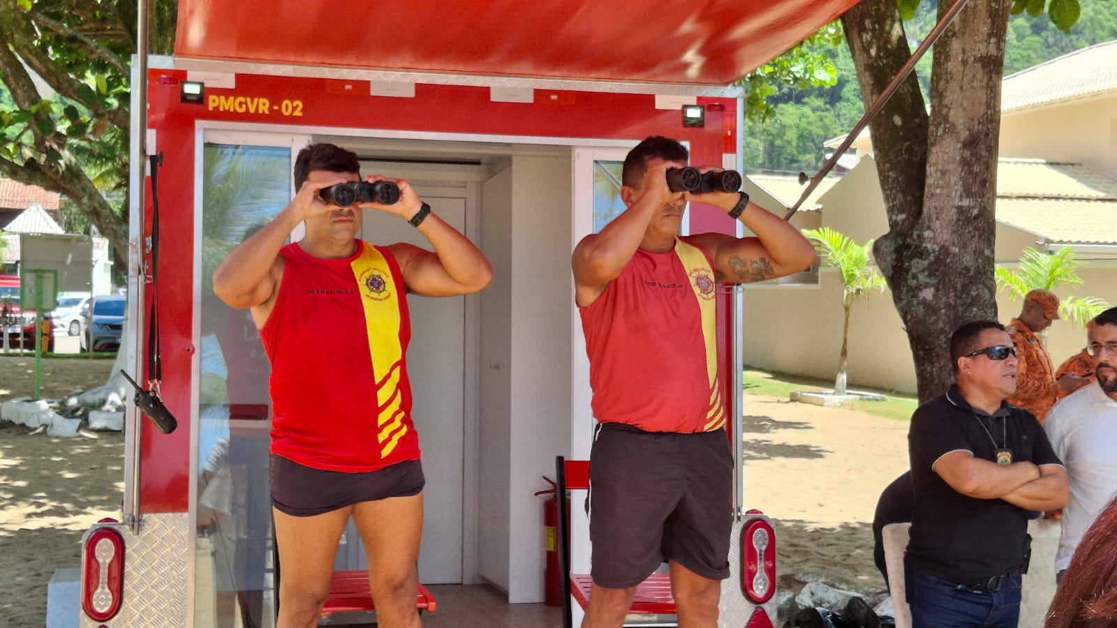 Corpo de Bombeiros RJ inaugura posto móvel em Garatucaia e realiza simulado de resgate marítimo