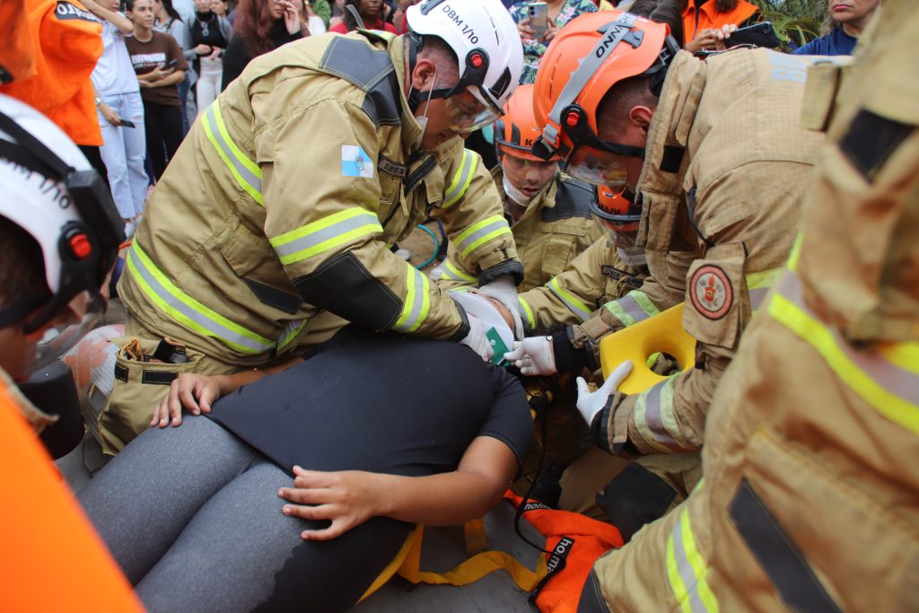 Corpo de Bombeiros realiza simulado de salvamento veicular no Centro de Itaguaí e reúne centenas de pessoas