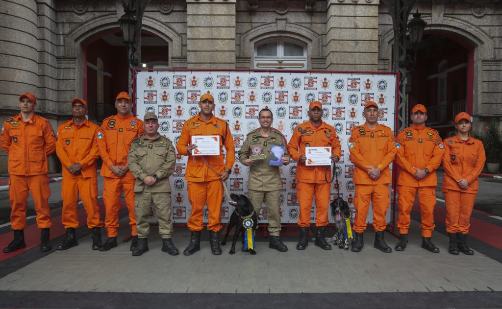 Bombeiros do RJ ampliam capacidade operacional com cães de busca após novas certificações nacionais