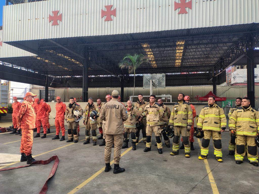 Bombeiros RJ realizam simulado de incêndio com vítimas em São Januário