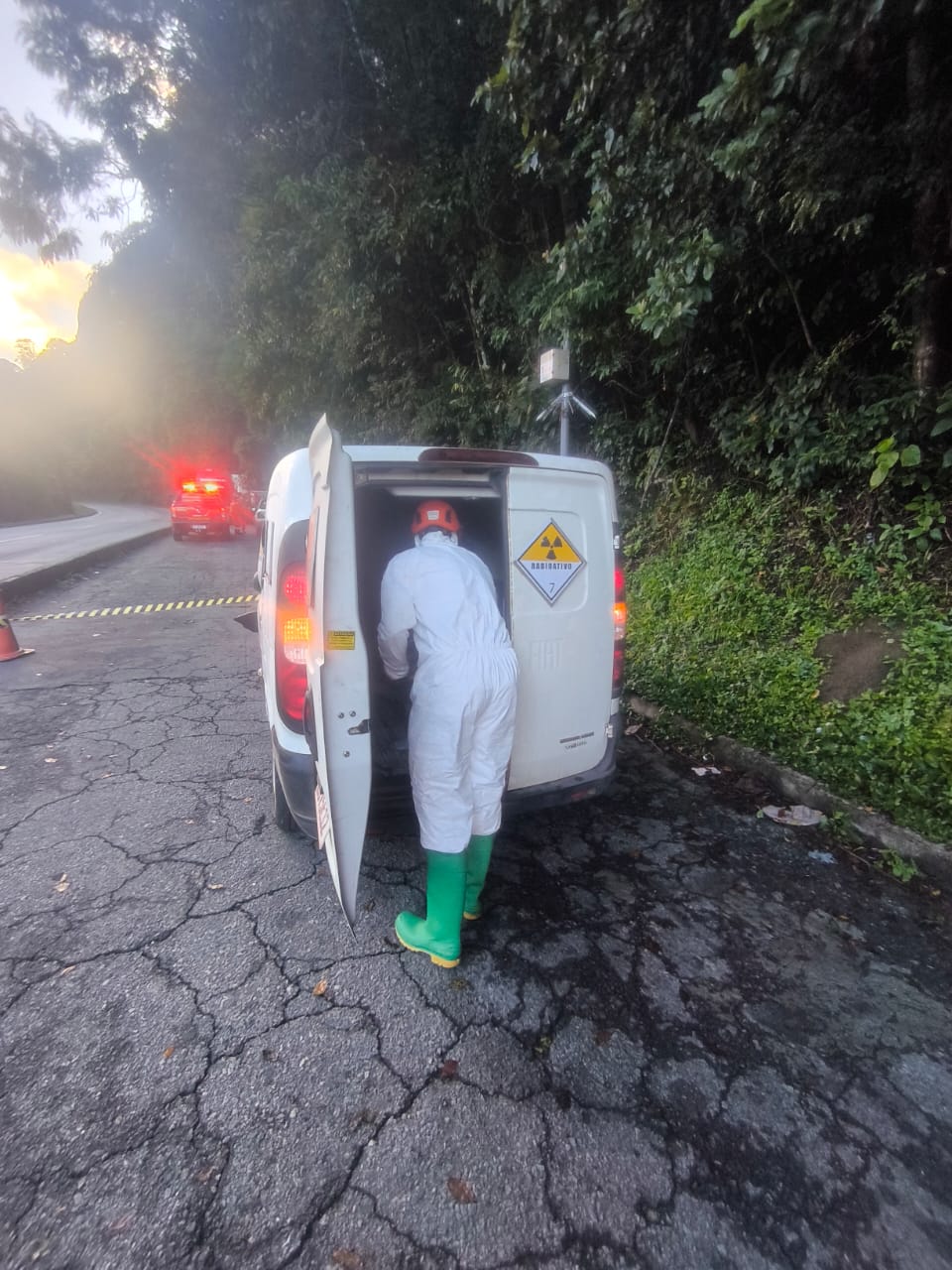 Bombeiros atuam em acidente de trânsito envolvendo radiofármaco