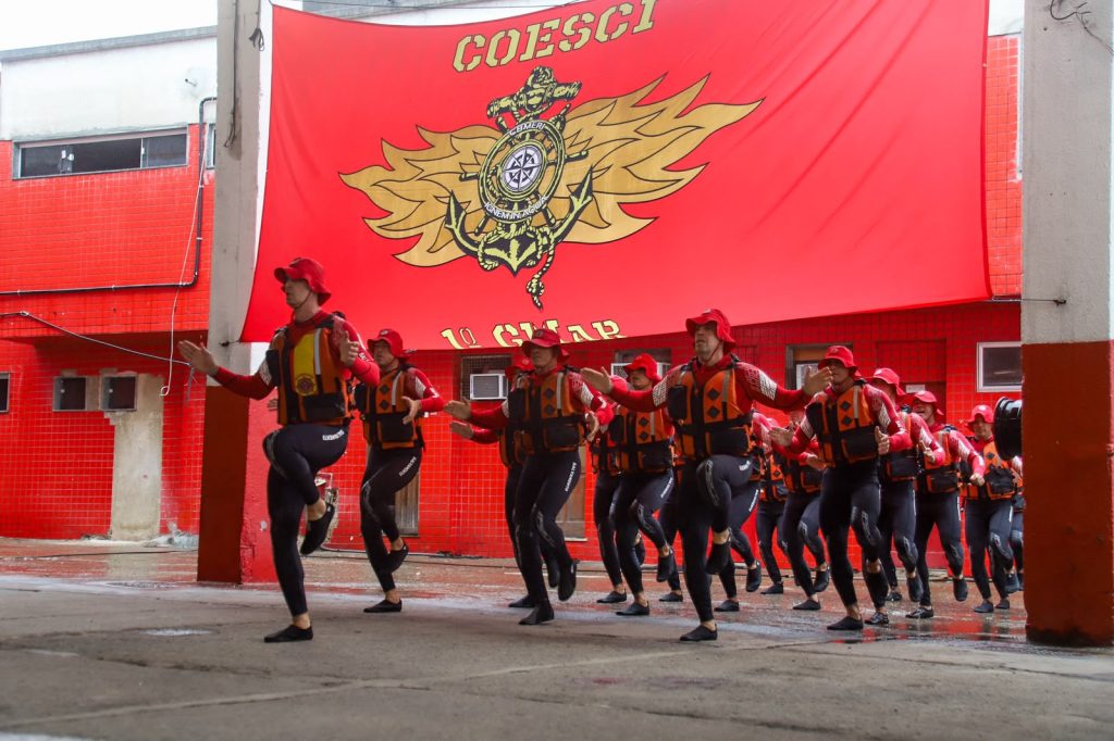 CBMERJ forma novos especialistas marítimos para operações de salvamento e combate a incêndios