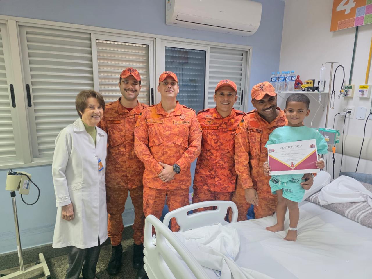 Bombeiros realizam sonho de criança internada em hospital
