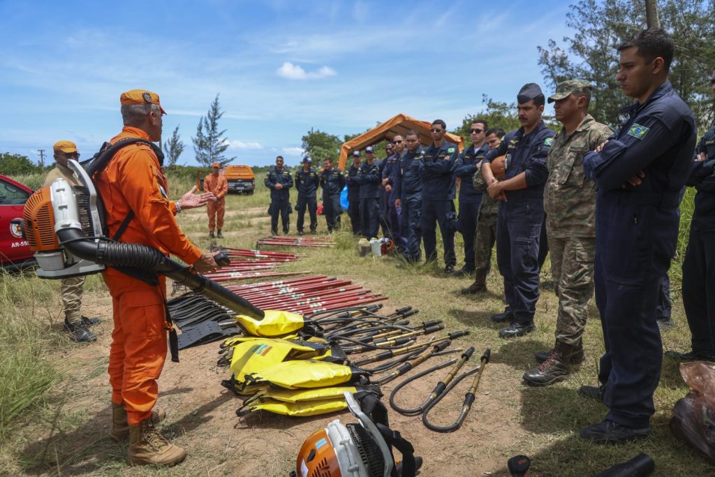 CBMERJ capacita militares da Marinha para combate a incêndios florestais em São Pedro da Aldeia