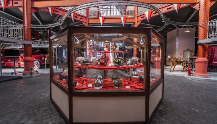 Octógono com capacetes usados por Bombeiros de diversos países.